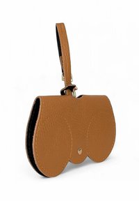 Portefeuille en cuir marron texturé avec bords arrondis, doté d'une fermeture à pression et d'une sangle amovible. Design compact pour un transport facile.