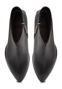 Stivaletti alla caviglia in pelle nera con punta affilata, cerniere laterali, texture liscia e design elegante e minimalista.