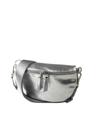 Sac bandoulière argenté brillant avec double fermeture éclair et une large sangle ajustable texturée, isolé sur fond blanc.