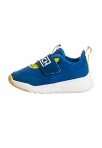Sneaker blu per bambini con cinturino in velcro, dettagli gialli, suola ammortizzata e parte superiore texture. Presenta un pratico tassello sul tallone.