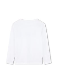 Camisa blanca de manga larga con cuello redondo, que presenta una textura suave y un diseño minimalista. Detalle de costura sutil en los hombros.