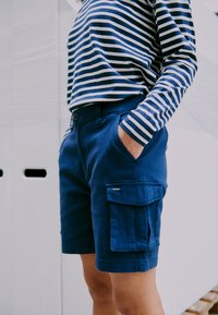 Oxmo OXKVINNE REGULAR FIT - Shorts - dress blues