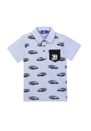 Hellblaues Poloshirt mit schwarzen Sportwagen-Prints und einer schwarzen Tasche auf der Brust, die das weiße Bugatti-Logo zeigt.