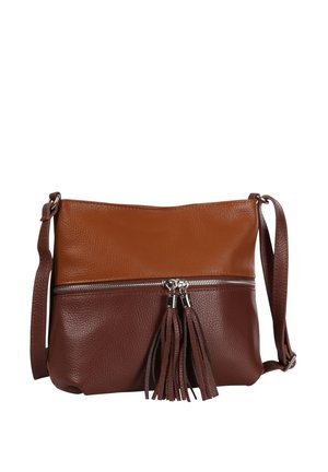 Tweekleurige bruine leren crossbodytas met een ritssluiting aan de voorkant, versierd met twee tassels en een verstelbare schouderriem.