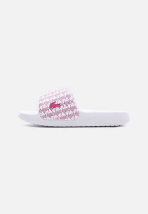 Hvid slidesandal med en pink geometrisk mønstret rem med en pink krokodillelogo på en ensfarvet baggrund.