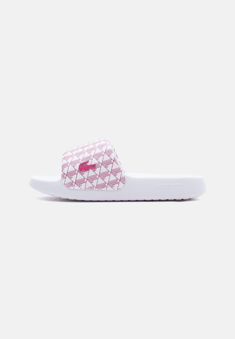 Sandale blanche à enfiler avec une bride à motif géométrique rose présentant un logo crocodile rose sur un fond uni.