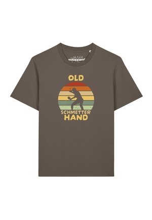 Bruine T-shirt met een vintage zonsondergang cirkeldesign met een silhouet van een tafeltennisspeler en tekst "Old Schmetter Hand."