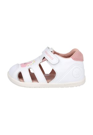 Sandalia de cuero blanca con diseño recortado, acentos en rosa y un gráfico divertido de una nube sonriente. Cuenta con una correa ajustable para un ajuste seguro.