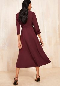 Friends Like These TULIP SLEEVE BELTED FLUTE HEM - REGULAR FIT - Dienas kleita - burgundy red