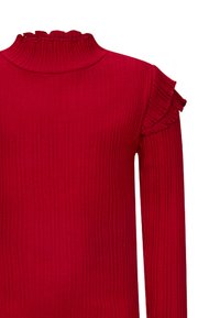 Top a maniche lunghe rosso a costine con collo alto e spalline arricciate. Il tessuto appare morbido con una texture verticale.