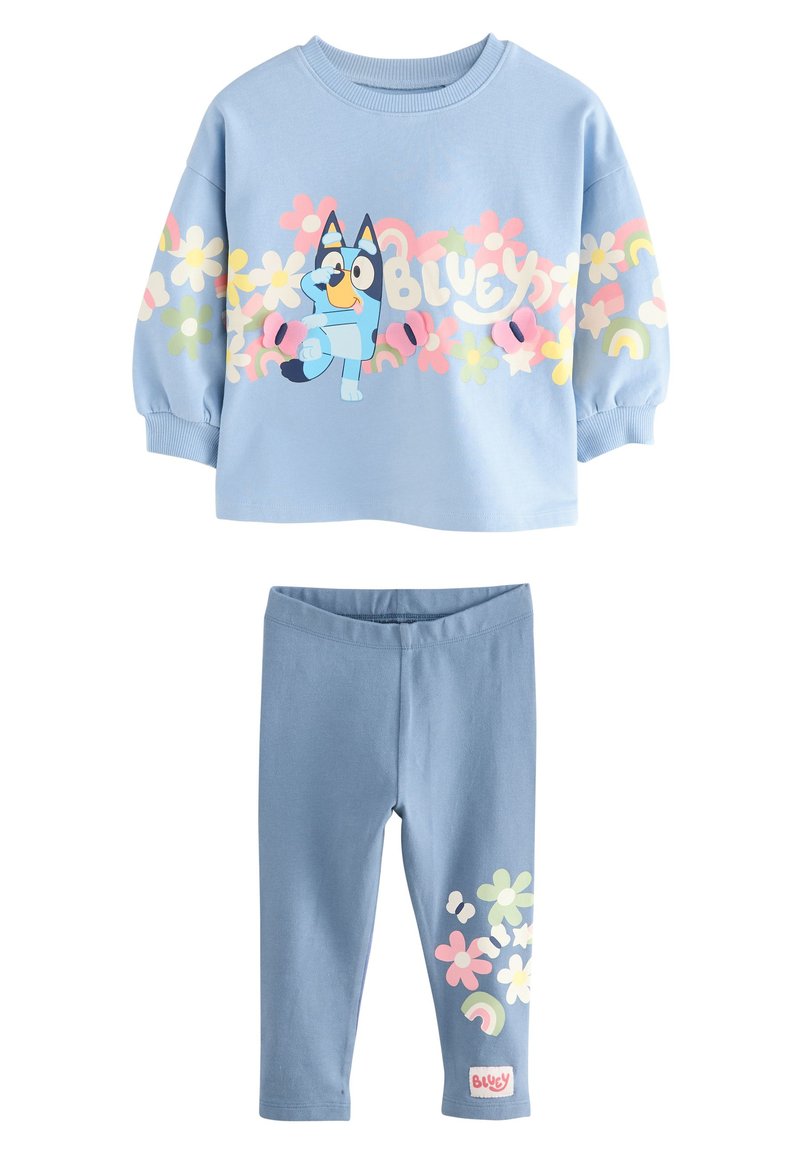 Conjunto de dos piezas azul claro que incluye una sudadera con estampados florales y un dibujo animado, combinada con leggings a juego adornados con flores.