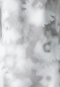 Blumenmusterstoff in Graustufen mit sanften, ineinander übergehenden Bereichen. Enthält semi-transparente Zonen und verschiedene Grautöne.