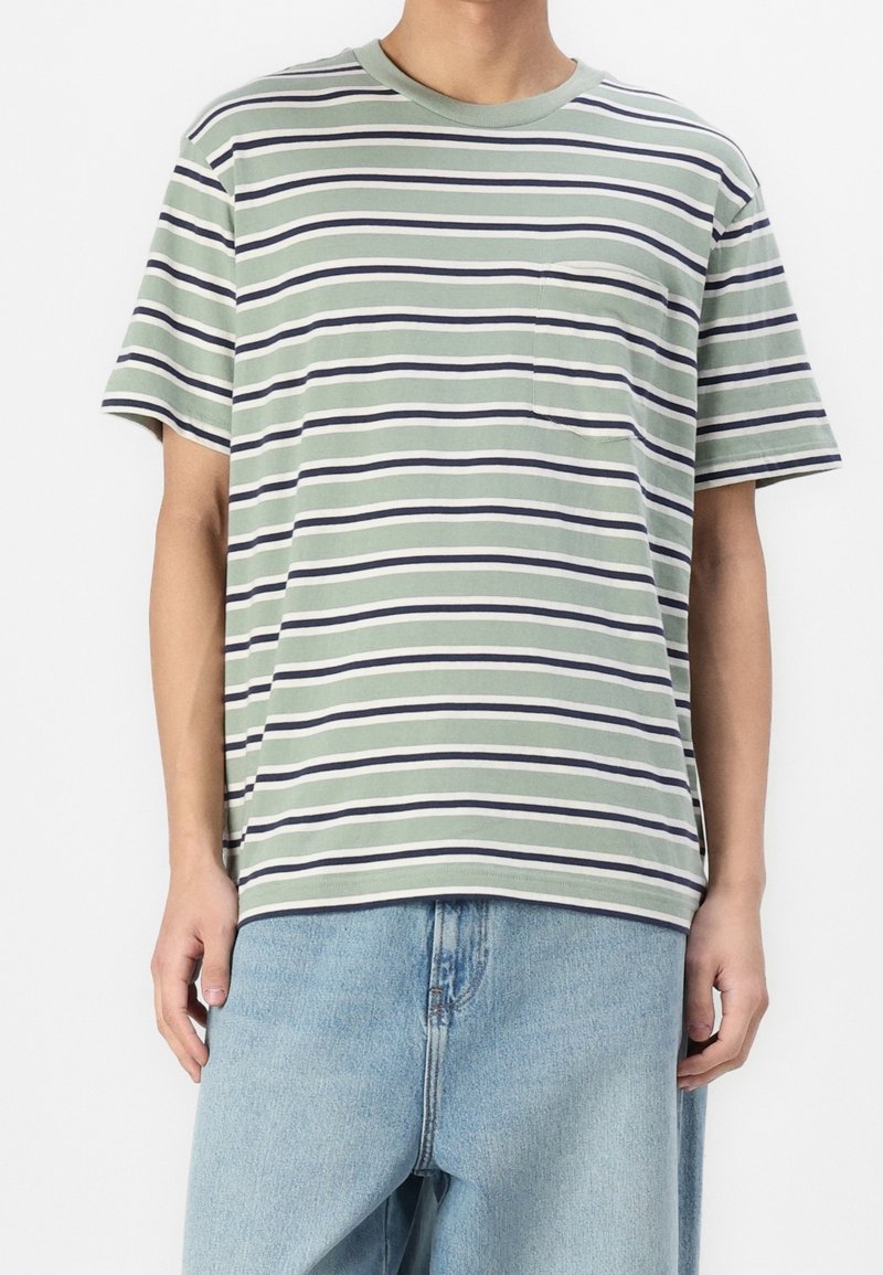 T-shirt à manches courtes rayé vert et blanc avec un col rond et une poche poitrine ; fabriqué en coton doux.