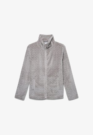 Giacca in pile grigia con colletto alto, cerniera frontale completa e due tasche laterali. Presenta un motivo a chevron testurizzato su tutta la superficie.