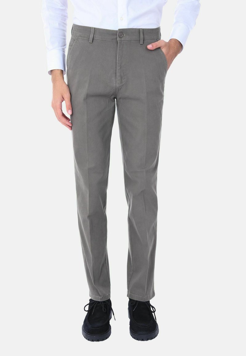 Pantaloni di cotone grigio con vestibilità slim, chiusura a bottoni e design elegante. Abbinati a scarpe nere con lacci per un look completo.