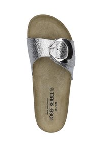 Stříbrné kožené sandály na klínku s texturovaným svrškem a kulatou kovovou sponou. Stélka má světle hnědý, semišový povrch.