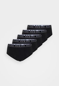 Schwarze Baumwollslips im Fünferpack mit einem weißen "PIER ONE" Logo-Bund. Klassischer Schnitt und glatte Textur.