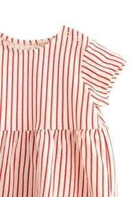 Rød- og hvidstribet kjole med korte ærmer, rund halsudskæring og knaplukninger. Udsvingende nederdel med sammensnøret stofstruktur.