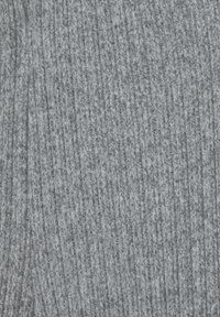 Grijze geribbelde stof met een zachte textuur, kenmerkend door verticale lijnen en subtiele variaties in tint, geschikt voor kleding of accessoires.