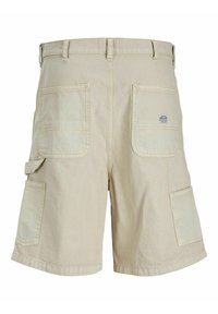 Pantaloni cargo beige con vestibilità dritta, due grandi tasche posteriori e una tasca laterale. Realizzati in tessuto resistente con una trama sottile.