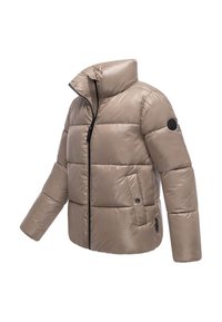 Beige puffjacka med hög krage, dragkedja fram och sidofickor. Har en quiltad design och en slät, glänsande yta.
