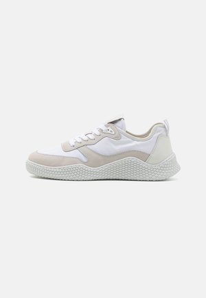 Baskets avec un design blanc et beige clair, présentant une tige en mesh, des accents en daim et une semelle en caoutchouc blanc texturé.