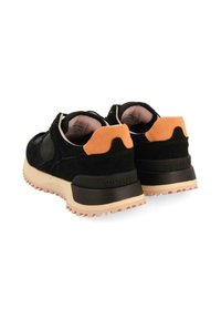 Zapatillas de ante negro con acentos naranjas, que presentan una suela más gruesa, una superficie texturizada y un interior acolchado para mayor comodidad.