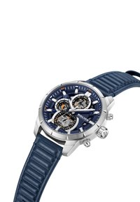 Sidabrinis nerūdijančio plieno laikrodis su mėlynu tekstūruotu odiniu dirželiu. Jame yra mėlynas ciferblatas, trys pogrupiai, oranžinės detalės ir sidabrinės rodyklės.