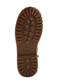 Suola di un boot marrone con battistrada profondo, caratterizzato da lugs rettangolari e a forma di stella per un migliore grip e una maggiore durata.