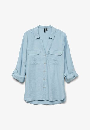 Jasnoniebieska, długorękawowa koszula zapinana na guziki, wykonana z teksturowanej tkaniny. Posiada dwie kieszenie na piersi oraz podwińne rękawy z detalami w postaci guzików.
