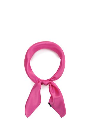 Sciarpa setosa di colore rosa acceso legata ad anello con due estremità sciolte su uno sfondo bianco.