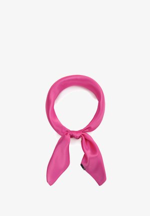 Sciarpa setosa di colore rosa acceso legata ad anello con due estremità sciolte su uno sfondo bianco.
