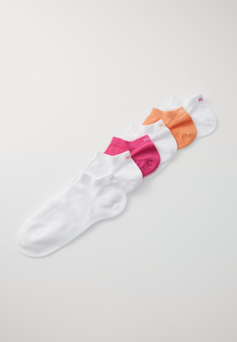 Pacote de cinco meias de tornozelo: três brancas, uma rosa, uma laranja. Feitas de uma mistura de algodão com uma textura suave. Logótipo exibido na bainha.