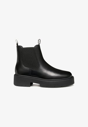 Bottine Chelsea en cuir noir avec des panneaux élastiques sur les côtés, des languettes de tirage et une semelle en caoutchouc épaisse. Fini lisse avec des détails de couture minimaux.