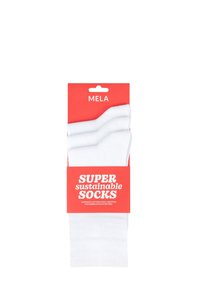 Weiße nachhaltige Baumwollsocken verpackt in einem roten Etikett mit fettem Text, der "SUPER nachhaltige SOCKEN" und den Markennamen "MELA" angibt.