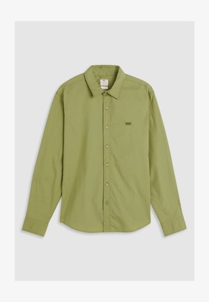 Chemise à manches longues vert clair avec un col boutonné, arborant un petit logo sur la poitrine et des boutons assortis. Texture lisse, design simple.