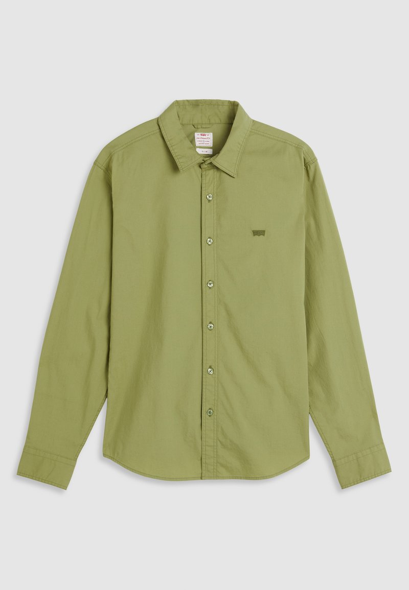 Chemise à manches longues vert clair avec un col boutonné, arborant un petit logo sur la poitrine et des boutons assortis. Texture lisse, design simple.