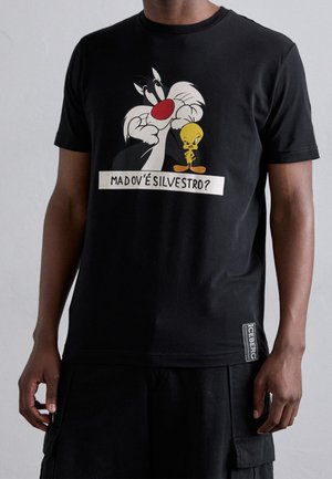 Sort bomulds T-shirt med Sylvester the Cat og Tweety Bird i et grafisk tryk med teksten "MADOV'É SILVESTRO?" og et mærke i siden.