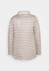 Lekka beżowa kurtka puchowa z poziomym pikowaniem, stojącym kołnierzem i gładką, refleksyjną teksturą. Widok od tyłu.