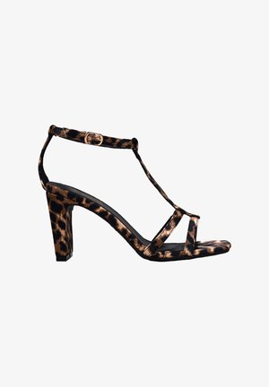 Leopardenmuster Absatzsandale mit T-Riemen-Design, glänzendem Synthetikmaterial, Blockabsatz und goldfarbener Schnallenakzent.