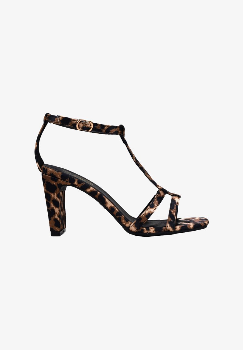 Sandal de tacón con estampado de leopardo, diseño de tira en T, material sintético brillante, tacón cuadrado y acento de hebilla en tono dorado.