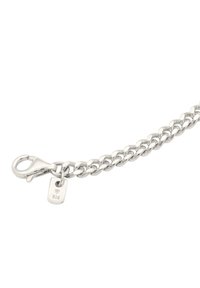 Silverkedja armband med sammankopplade länkar, en kräftklämma och en liten tagg märkt "925" som indikerar sterlingsilver renhet.