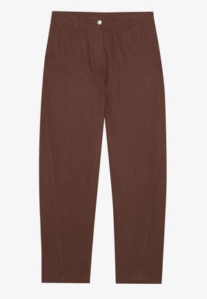 Pantaloni din bumbac maro cu un design drept, având închidere frontală cu buton și buzunare laterale. Textură netedă cu detalii de cusătură minime.