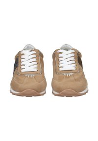 Hnědé semišové tenisky s bílými tkaničkami, kovovými akcenty a gumovou podešví. Obsahují černý boční panel a texturovaný prošívání.