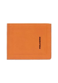 Cartera de cuero naranja con superficie texturizada, que incluye una ranura para tarjetas y bordes cosidos. Diseño rectangular simple con un acento de logo oscuro.