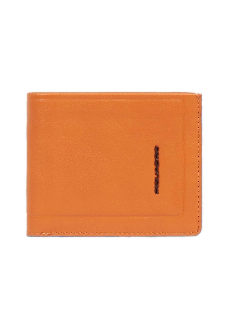 Cartera de cuero naranja con superficie texturizada, que incluye una ranura para tarjetas y bordes cosidos. Diseño rectangular simple con un acento de logo oscuro.