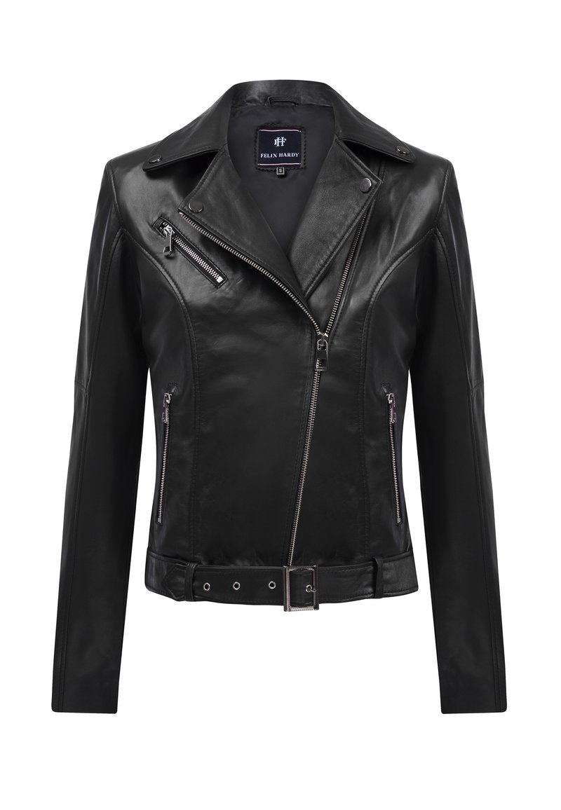 Zwarte leren motorjack met schuine ritszakken, brede revers, ceintuur in de taille en een gladde textuur. Voorzien van metallic hardware accenten.
