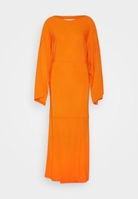 Lång, löst sittande klänning i en stark orange tyg, med vida ärmar och en rak silhuett med en sömdetalj vid midjan.