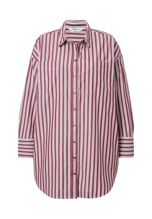 Koszula w paski, z bordowymi i białymi pionowymi paskami, z zapięciem na guziki z przodu oraz dwiema kieszeniami na piersi. Długie rękawy z paskowanymi mankietami.