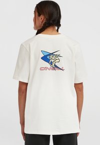 Cremefarvet bomulds T-shirt med en afslappet pasform. Har et blåt og pink grafisk motiv på ryggen, der viser en stiliseret figur og teksten "O'Neill".